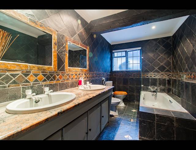 4 BEDROOM CLUSTER FOR SALE IN LONEHILL